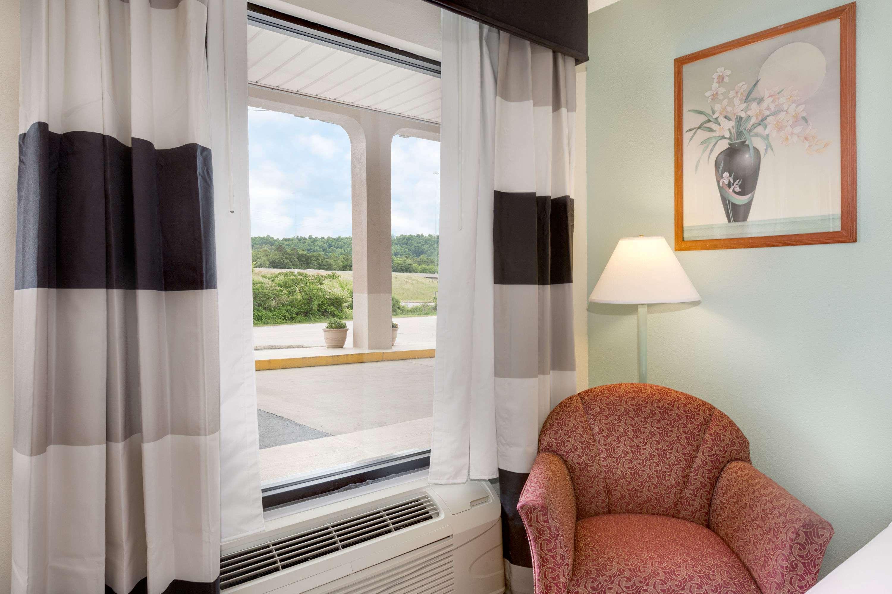 Ramada By Wyndham Pelham Hotell Eksteriør bilde